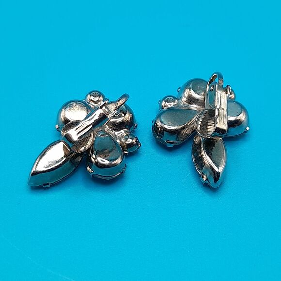 Vintage Weiss Unsigned Clear Rhinestone Cluster Silver Tone Clip On Earrings - Picture 11 of 11